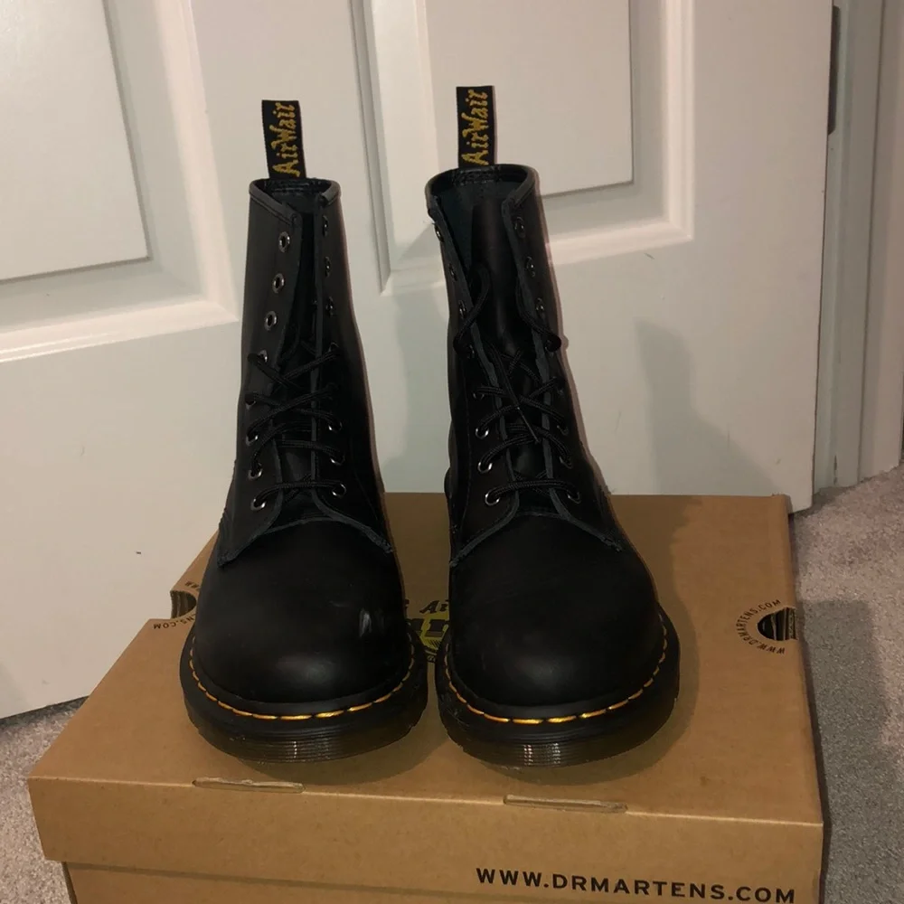 Women’s Black Doc Martens Lace-up Boots - Picture 2 of 10